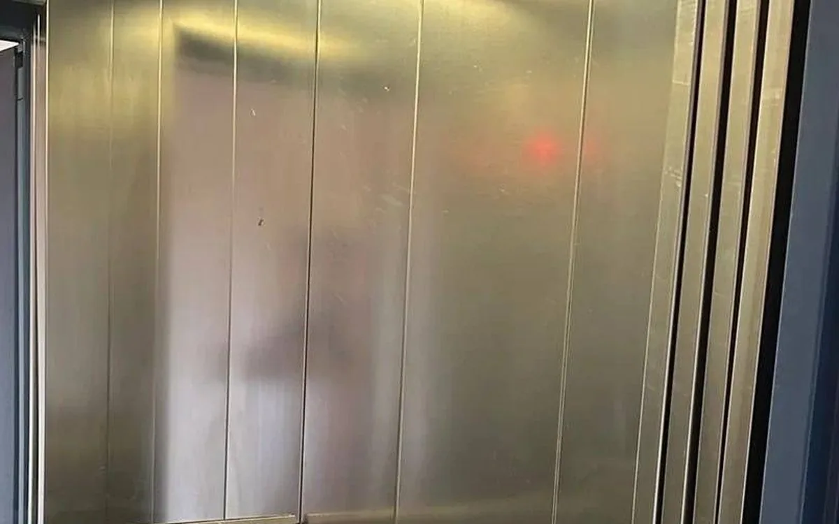 Dizalo u zgradi nakon Pure Zone čišćenja, inox bez mrlja i tragova vode