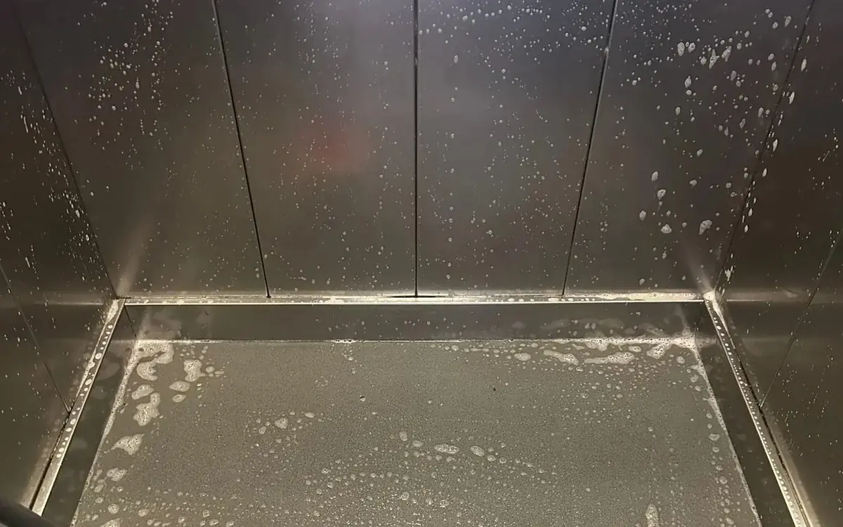Dizalo u zgradi prije čišćenja, tragovi prljavštine i mrlje na inoxu